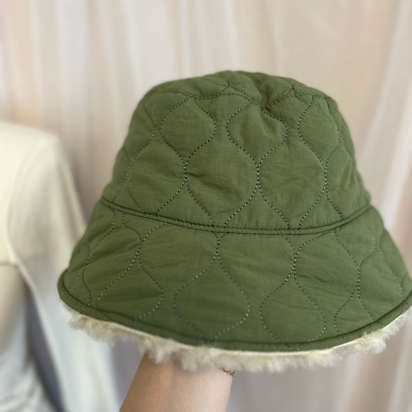 Reversible bucket hat with khaki green quilted material and faux wool - Picture 3 of 6